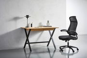 Moderner Drehstuhl in Schwarz mit ergonomischem Design, seitliche Perspektive neben einem Schreibtisch.