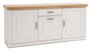 Weißes Sideboard im Landhausstil mit heller Holzplatte, drei Türen und zwei Schubladen mit Metallgriffen, freigestellt vor weißem Hintergrund, Perspektive: leicht schräg von vorne