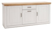 Weißes Sideboard im Landhausstil mit heller Holzplatte, drei Türen und zwei Schubladen mit Metallgriffen, freigestellt vor weißem Hintergrund, Perspektive: leicht schräg von vorne