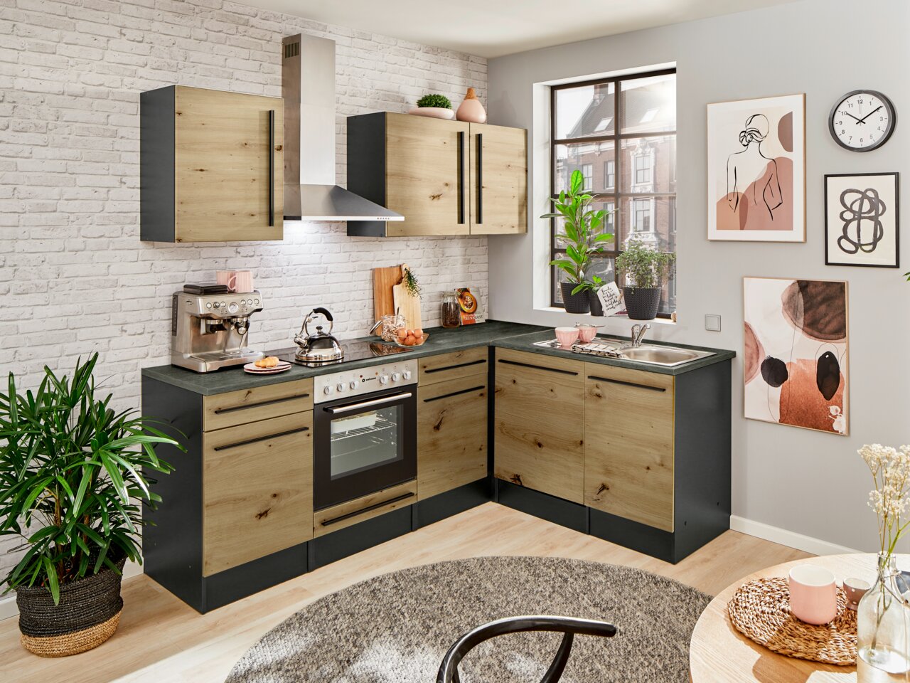 Moderne keuken met een hoekonderkast in houtlook, voorzien van een fornuis, afzuigkap en spoelbak, gezien vanuit een lichte, gezellige ruimte met planten en wanddecoraties.