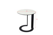 Moderner Beistelltisch mit rundem, weißem Tischplatte und schwarzem, gebogenem Metallgestell, seitliche Perspektive.