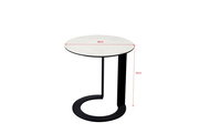 Moderner Beistelltisch mit rundem, weißem Tischplatte und schwarzem, gebogenem Metallgestell, seitliche Perspektive.