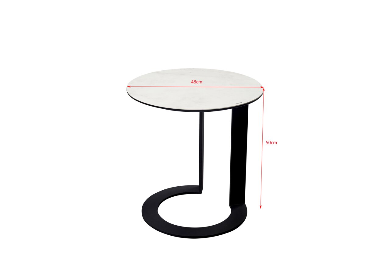 Moderne bijzettafel met een rond, wit tafelblad en een zwart, gebogen metalen onderstel, gezien vanaf de zijkant.