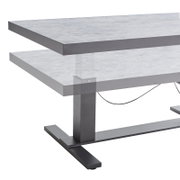 Moderner höhenverstellbarer Gartentisch aus Metall und Glas, seitliche Perspektive