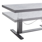 Moderner höhenverstellbarer Gartentisch aus Metall und Glas, seitliche Perspektive