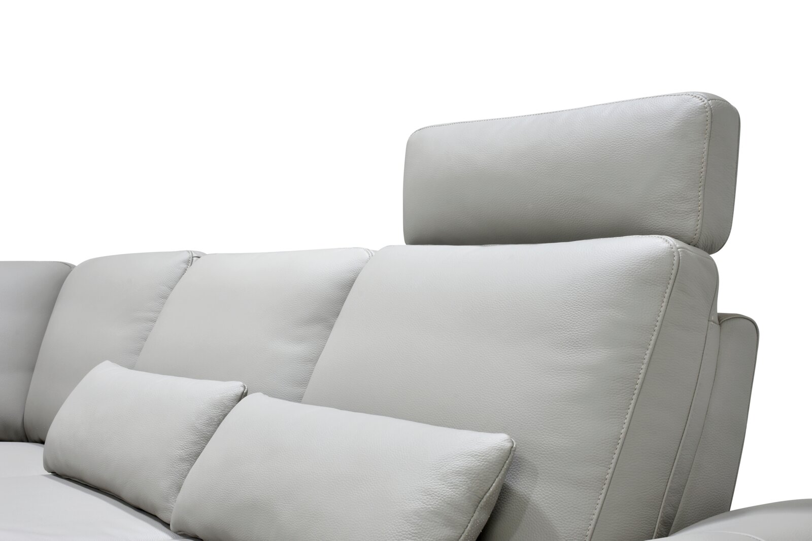 Detailaanzicht van voren van een lichtgrijze leren bank met verstelbare hoofdsteun en comfortabele rug- en lendenkussens.
