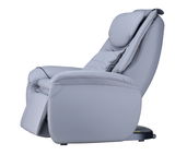 Seitliche Ansicht eines grauen Massagesessels mit ergonomischem Design und gepolstertem Kopfteil.