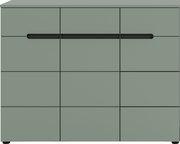 Frontansicht eines modernen Sideboards in mattem Salbeigrün mit drei Türen und durchgehendem schwarzen Griff