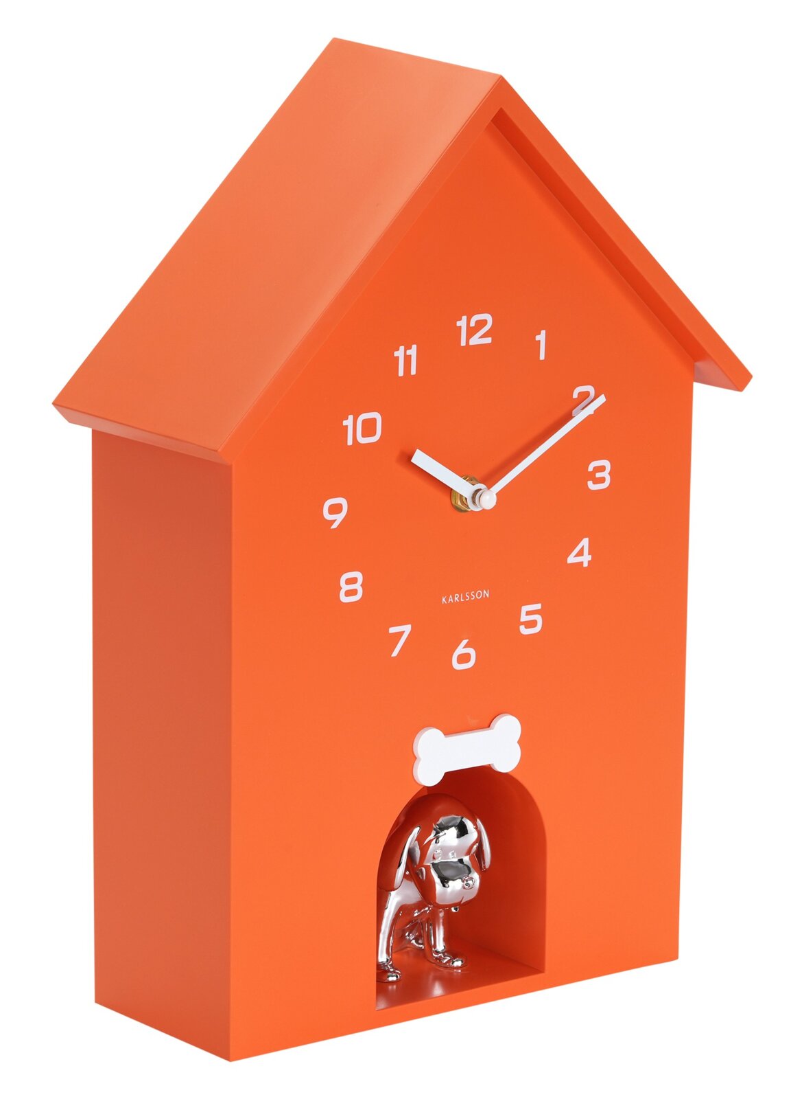 Orangefarbene Wanduhr in Form eines Hauses mit weißen Ziffern und Zeigern, sowie einer silbernen Hundefigur in einer Aussparung unten. Seitliche Perspektive.