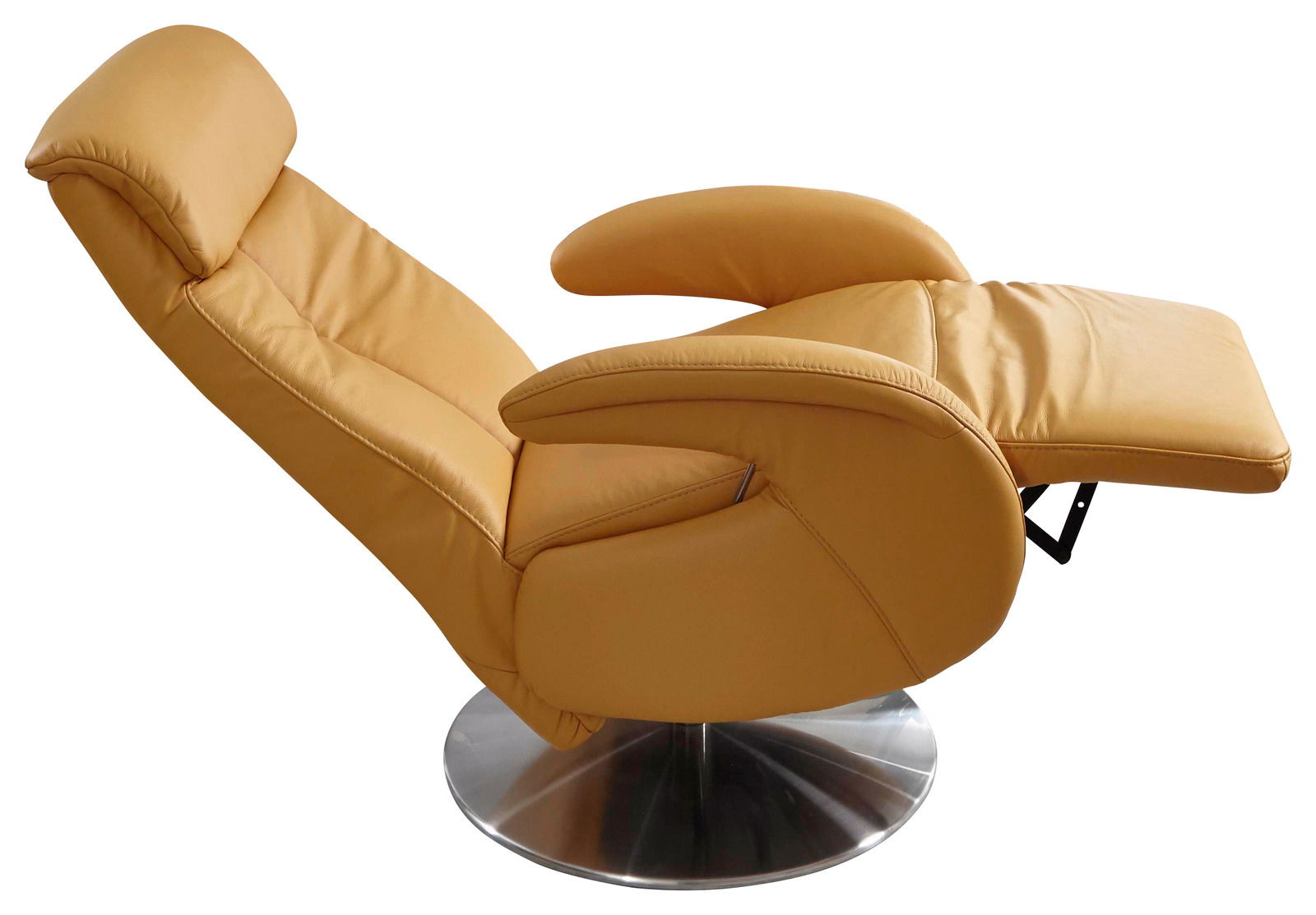 Seitliche Ansicht eines beigen Fernsehsessels mit verstellbarer Rückenlehne und Fußstütze auf einem runden Metallfuß.