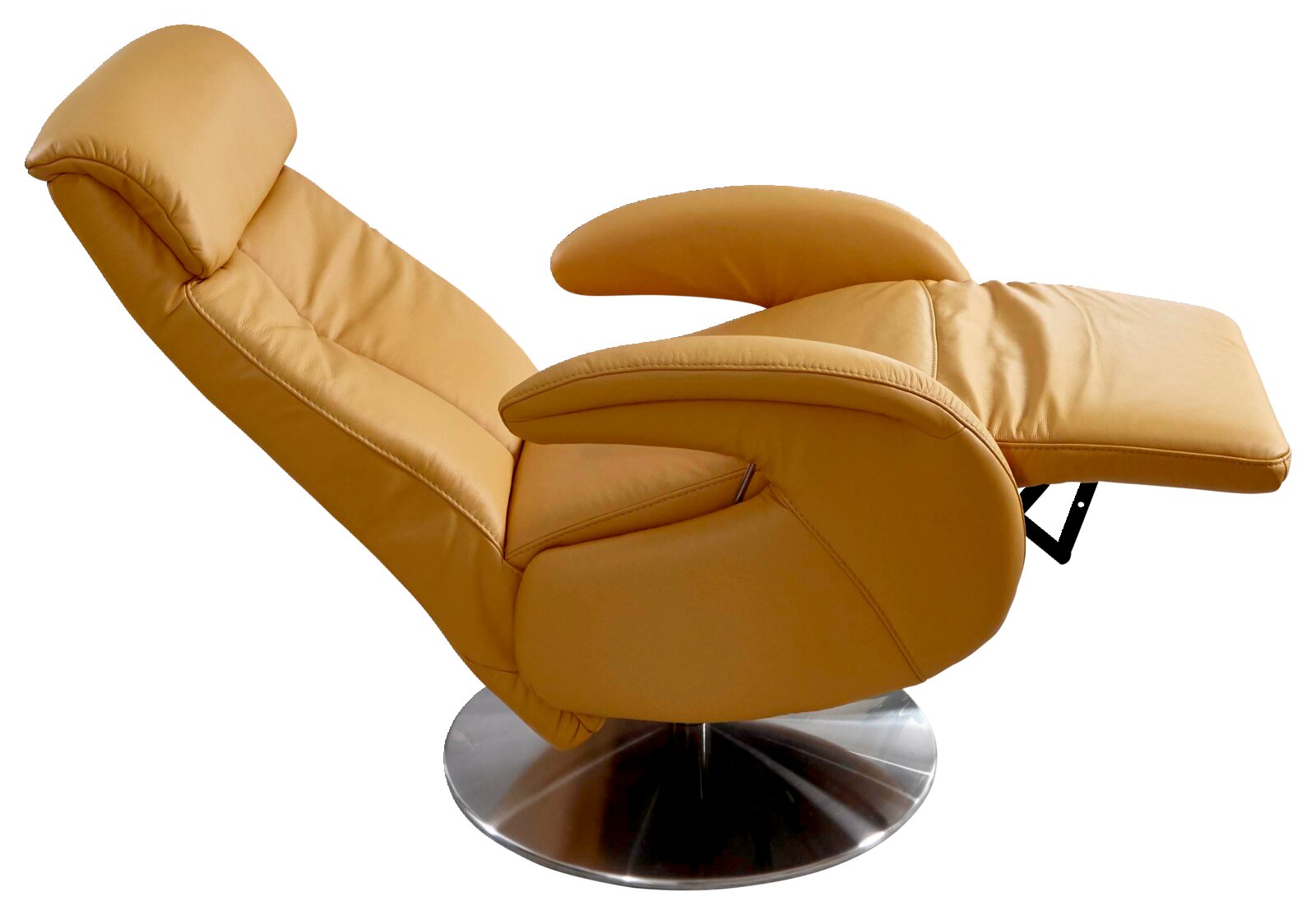 Zijaanzicht van een beige tv-fauteuil met verstelbare rugleuning en voetsteun op een ronde metalen voet.