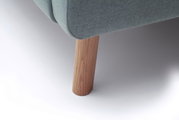 Nahaufnahme eines Polsterbettbeins aus Holz mit grauem Stoffbezug, seitliche Perspektive