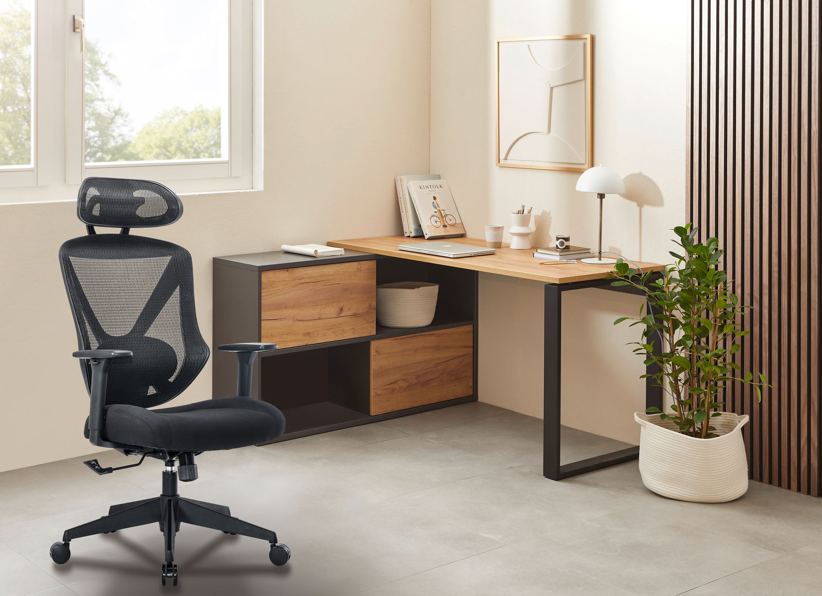 Novel Drehstuhl SELECT Moderner schwarzer Drehstuhl mit Netzrückenlehne und Kopfstütze in einem stilvollen Büro, seitliche Perspektive