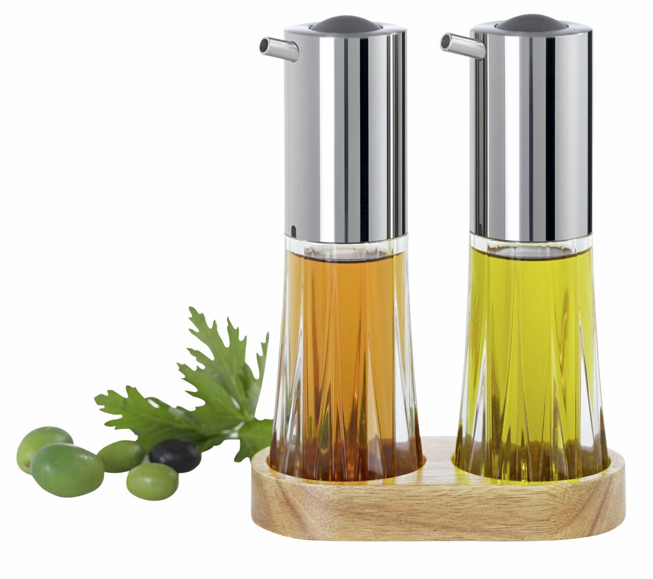 Ad Hoc Menage Essig & Öl CRYSTAL Menage-Set für Essig und Öl aus Kristallglas mit Edelstahlverschluss, präsentiert auf einem Holztablett, seitliche Perspektive.