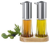Menage-Set für Essig und Öl aus Kristallglas mit Edelstahlverschluss, präsentiert auf einem Holztablett, seitliche Perspektive.