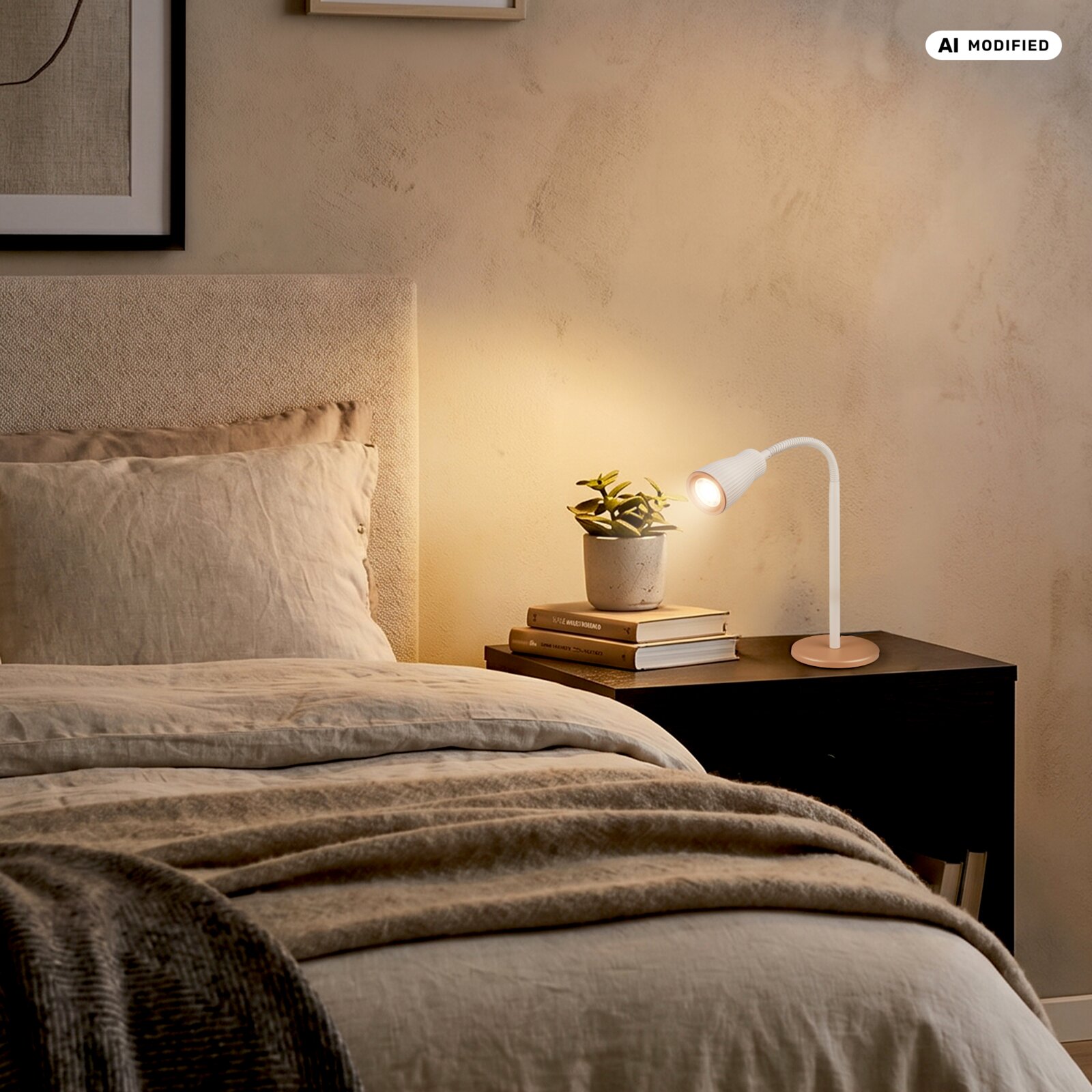 Briloner LED-Tischleuchte RIFF Weiße, flexible LED-Schreibtisch-/Nachttischlampe mit rundem Standfuß auf schwarzem Nachttisch neben Bett, warmes Licht auf Wand; Perspektive: seitliche Ansicht leicht von vorn.
