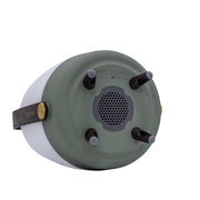 Unteransicht eines tragbaren Lautsprechers mit vier Füßen, einem Griff und einem Lautsprechergitter in der Mitte.