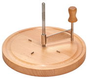 Käse-Schneidebrett aus Holz mit Metallstange und Griff, seitliche Perspektive