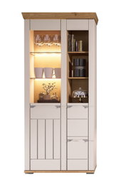 Frontale Ansicht einer modernen Wandkombination mit Glasvitrine, beleuchtetem Innenraum und Regalen für Bücher und Dekoration.