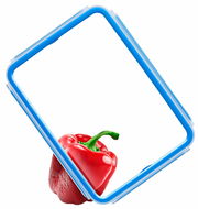 Transparente Frischhaltedose mit blauem Rand, diagonal platziert, mit roter Paprika im Inneren.