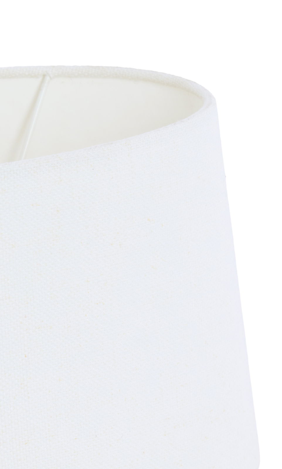 Nahaufnahme eines weißen, texturierten Lampenschirms in elliptischer Form, seitliche Perspektive