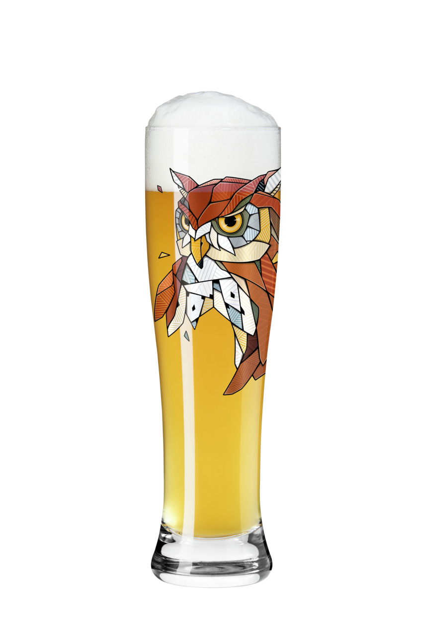 Weizenglas mit Eulenmotiv, gefüllt mit Bier, Frontalansicht