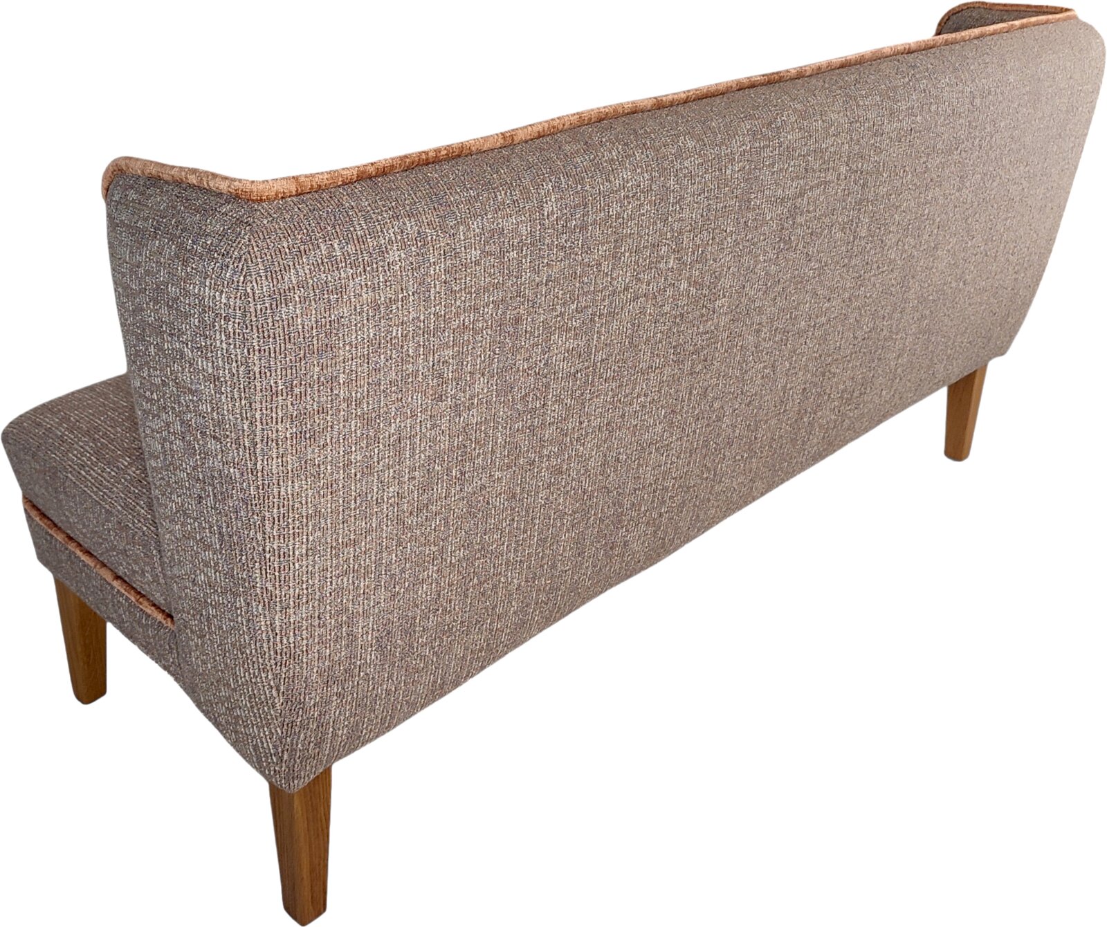 Gepolstertes 2-Sitzer-Sofa mit graubraun meliertem Stoffbezug, brauner Paspelierung und Holzbeinen, Rückansicht in schräger Perspektive