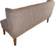 Gepolstertes 2-Sitzer-Sofa mit graubraun meliertem Stoffbezug, brauner Paspelierung und Holzbeinen, Rückansicht in schräger Perspektive