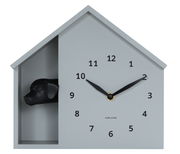 Moderne Wanduhr in Hausform mit schwarzem Hundekopf, frontal abgebildet.