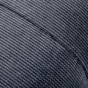 Nahaufnahme eines grauen, strukturierten Stoffes eines Hockers.