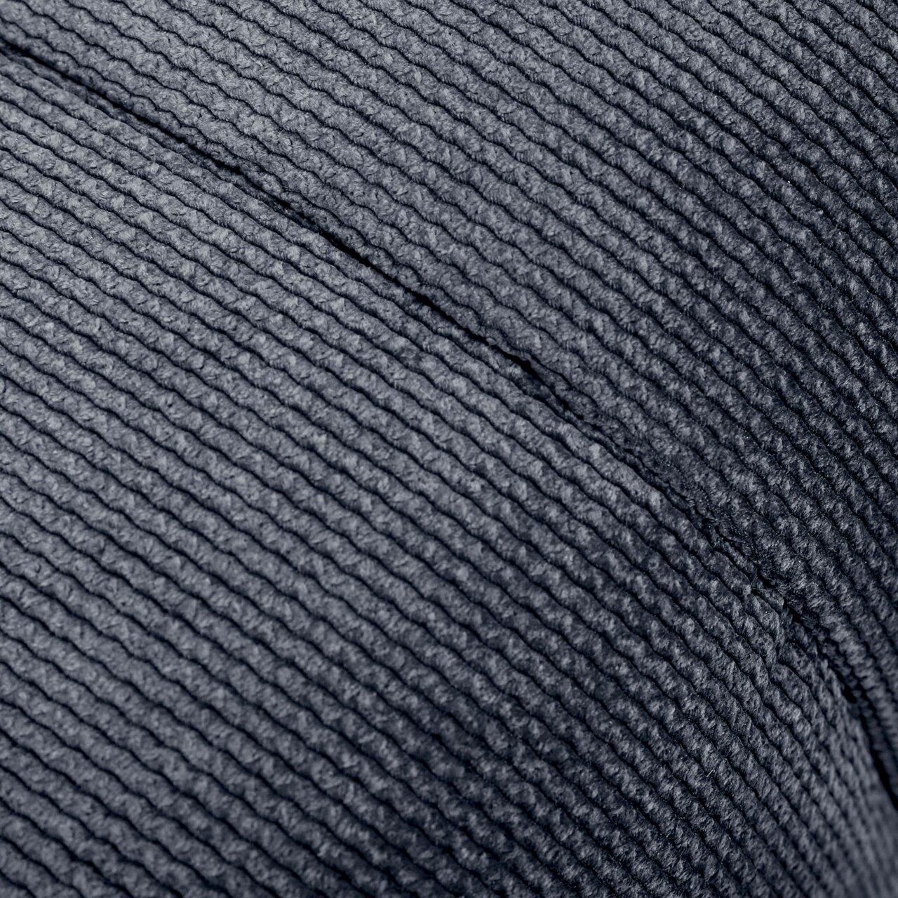 Nahaufnahme eines grauen, strukturierten Stoffes eines Hockers.