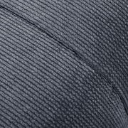 Nahaufnahme eines grauen, strukturierten Stoffes eines Hockers.