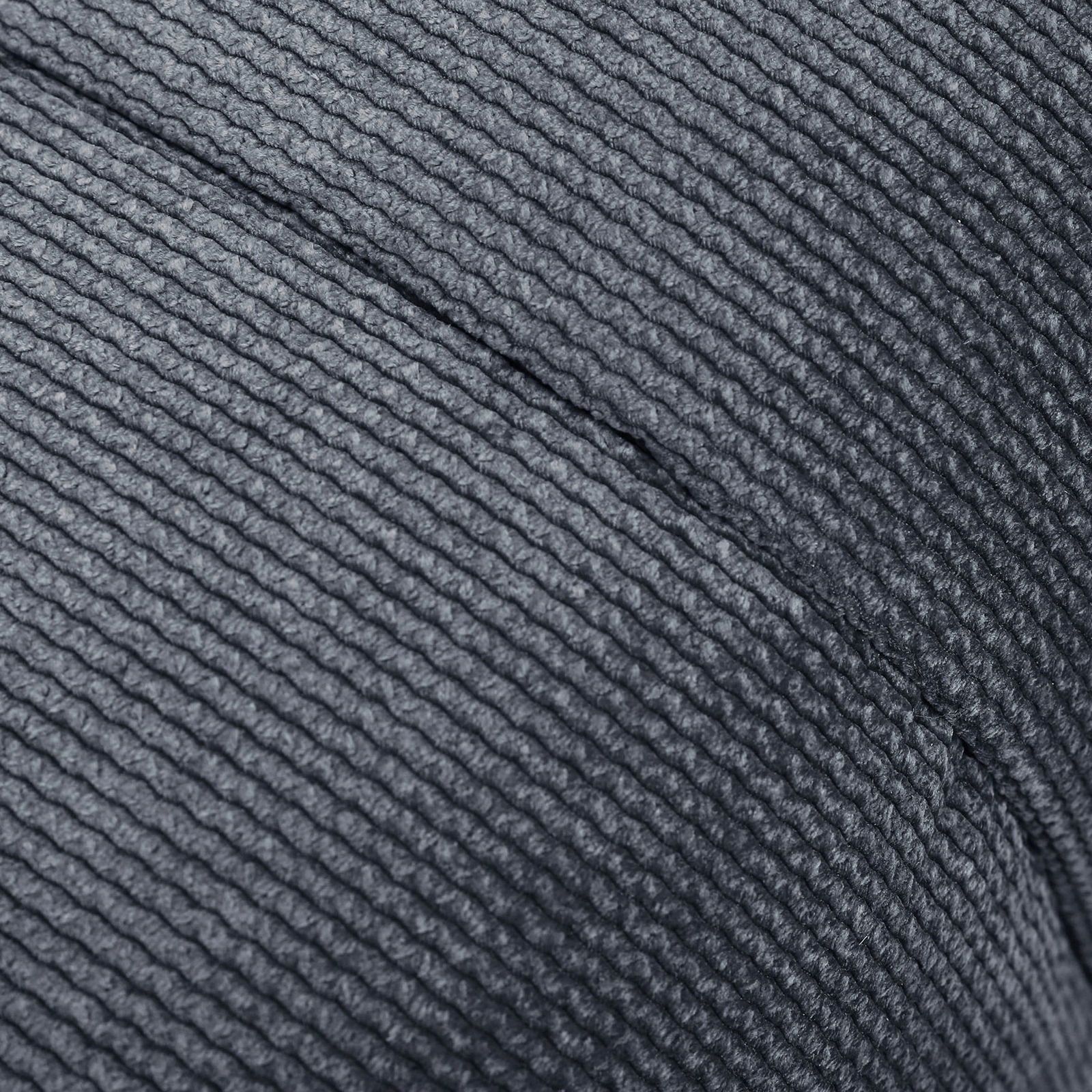 Nahaufnahme eines grauen, strukturierten Stoffes eines Hockers.