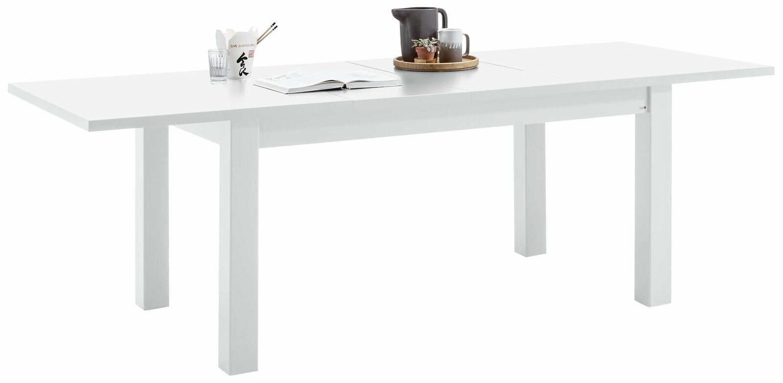 Weißer, ausziehbarer Esstisch mit rechteckiger Tischplatte, seitliche Perspektive, dekoriert mit Geschirr und Pflanzen.