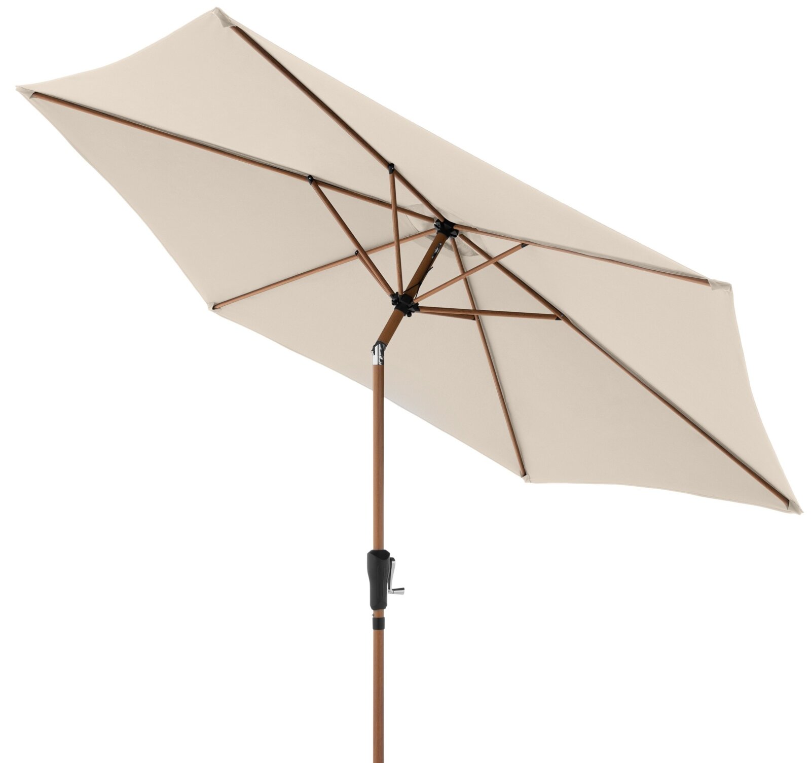 Beige parasol met mast en stokken in houtlook, van onderaf in schuin onderaanzicht gefotografeerd, tegen een witte achtergrond
