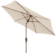 Beige parasol met mast en stokken in houtlook, van onderaf in schuin onderaanzicht gefotografeerd, tegen een witte achtergrond