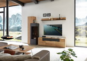 Modernes Wohnzimmer mit Wandbord in Holzoptik, dekoriert mit Büchern und Skulpturen, aus seitlicher Perspektive.