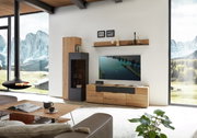 Modernes Wohnzimmer mit Wandbord in Holzoptik, dekoriert mit Büchern und Skulpturen, aus seitlicher Perspektive.
