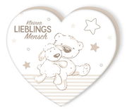 Herzförmiges Kissen mit der Aufschrift 'Kleiner Lieblingsmensch', illustriert mit einem Bären und einem Schaf, umgeben von Sternen. Frontalansicht.
