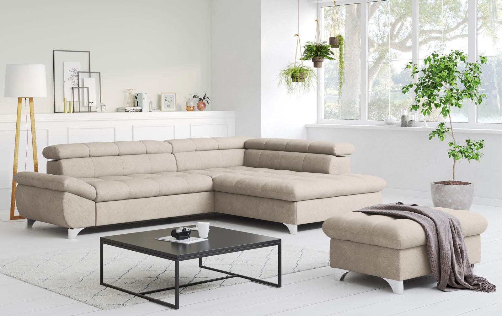 Beige Ecksofa mit Hocker in modernem Wohnzimmer, seitliche Perspektive