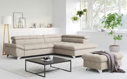 Beige Ecksofa mit Hocker in modernem Wohnzimmer, seitliche Perspektive