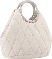 Gesteppte Handtasche in Creme/Offwhite mit ovalem Quilt-Muster und rundem Ringgriff, freigestellt vor weißem Hintergrund, Frontansicht leicht von oben