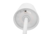 Unteransicht einer weißen Akku-Tischleuchte mit USB-C-Anschluss.