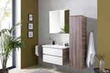 Modernes Waschtisch-Set in einem stilvollen Badezimmer, mit einem weißen Waschbecken und Holzschränken, aus der Perspektive von vorne links.