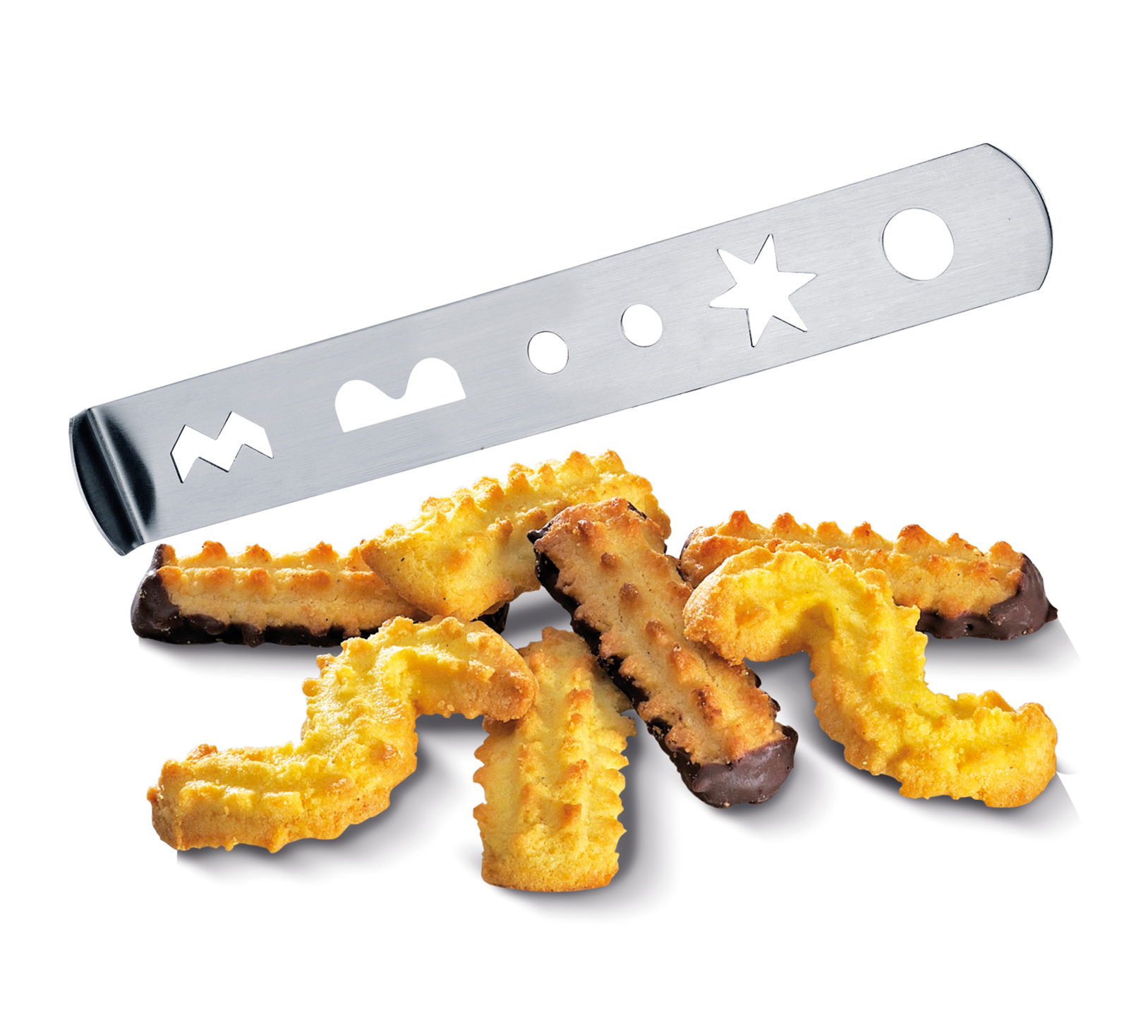 Metallplatte mit verschiedenen Ausstanzungen für Gebäckformen, im Vordergrund liegen gebackene Kekse mit Schokoladenüberzug, seitliche Perspektive.