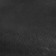 Nahaufnahme von schwarzem Lederbezug eines Bürostuhls