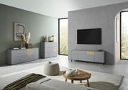 Modernes Wohnzimmer mit grauem TV-Lowboard, Sideboard und Highboard in minimalistischer Einrichtung, seitliche Perspektive.