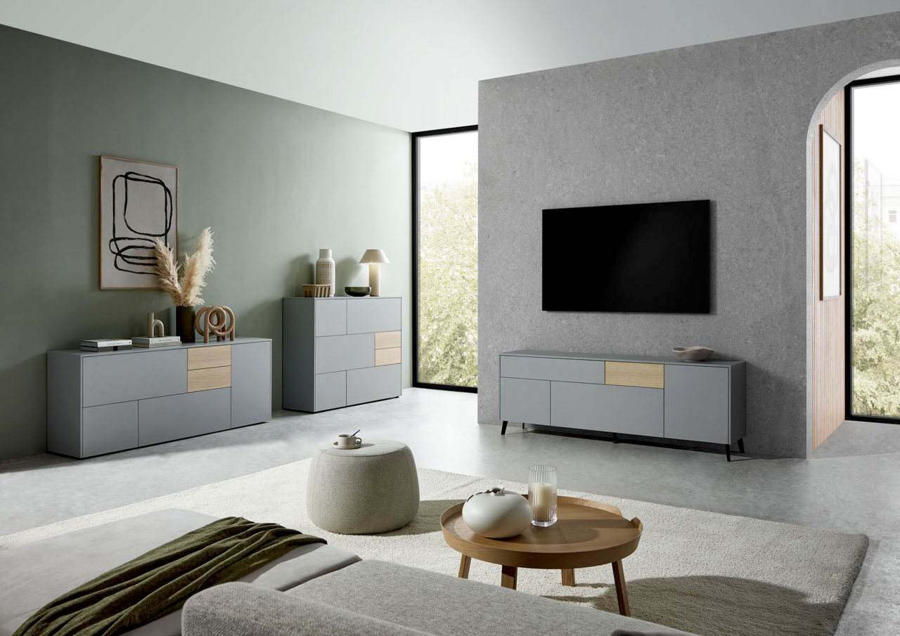 Modernes Wohnzimmer mit grauem TV-Lowboard, Sideboard und Highboard in minimalistischer Einrichtung, seitliche Perspektive.