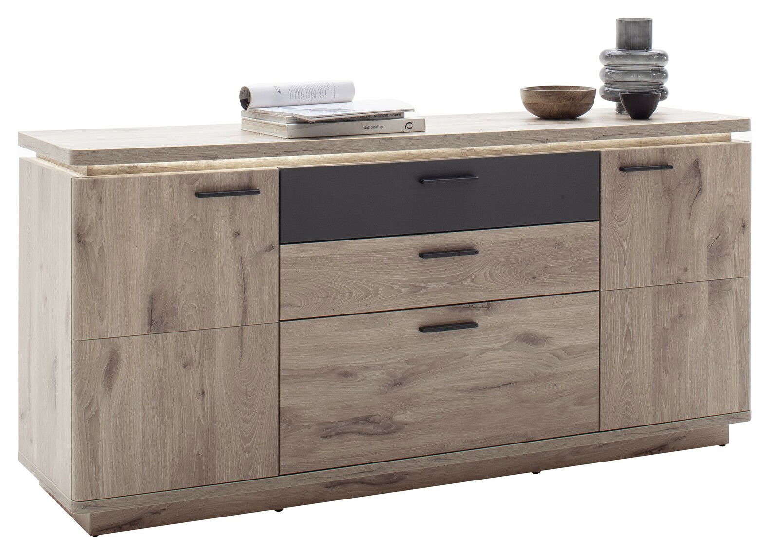 Modernes Sideboard aus Holz mit zwei Türen und drei Schubladen, dekoriert mit Büchern und Vasen, seitliche Perspektive
