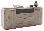 Modernes Sideboard aus Holz mit zwei Türen und drei Schubladen, dekoriert mit Büchern und Vasen, seitliche Perspektive